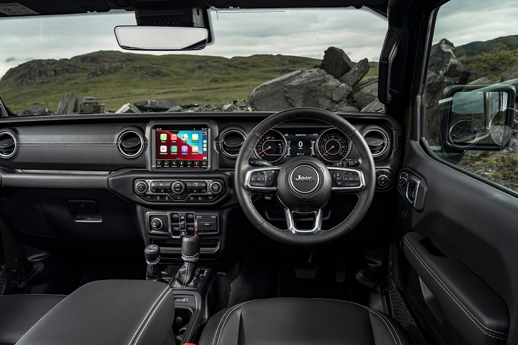 Hệ thống giải trí trên xe là màn hình giải trí UConnect 8,4 inch hỗ trợ Apple Carplay/Android Auto, Wrangler 80th Anniversary Edition được trang bị dàn âm thanh Alpine 9 loa kết hợp cùng một loa siêu trầm 552 W.