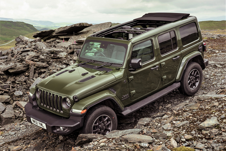 Mẫu xe địa hình Jeep Wrangler 80th Anniversary Edition có lớp sơn bên ngoài màu xanh rêu Sarge Green. Các điểm nhấn màu xám Neutral Grey xuất hiện trên lưới tản nhiệt, ốp đèn pha và đèn sương mù.