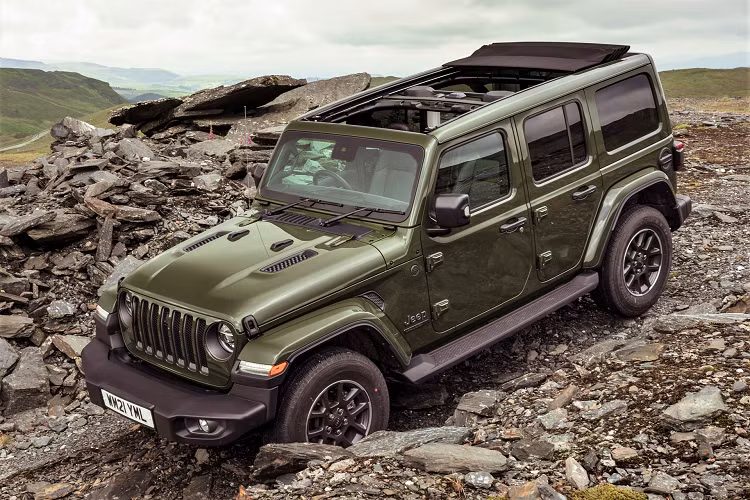 Mẫu xe địa hình Jeep Wrangler 80th Anniversary Edition có lớp sơn bên ngoài màu xanh rêu Sarge Green. Các điểm nhấn màu xám Neutral Grey xuất hiện trên lưới tản nhiệt, ốp đèn pha và đèn sương mù.