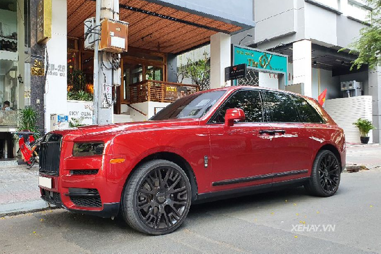 Có lẽ sẽ không phải bàn cãi thêm, SUV siêu sang Rolls-Royce Cullinan chính là biểu tượng cho sự xa xỉ, đẳng cấp của làng SUV thế giới. Dù mới ra mắt chưa lâu nhưng cái tên Cullinan đã nhanh chóng chiếm được cảm tình của các đại gia trên toàn thế giới cũng như tại Việt Nam.