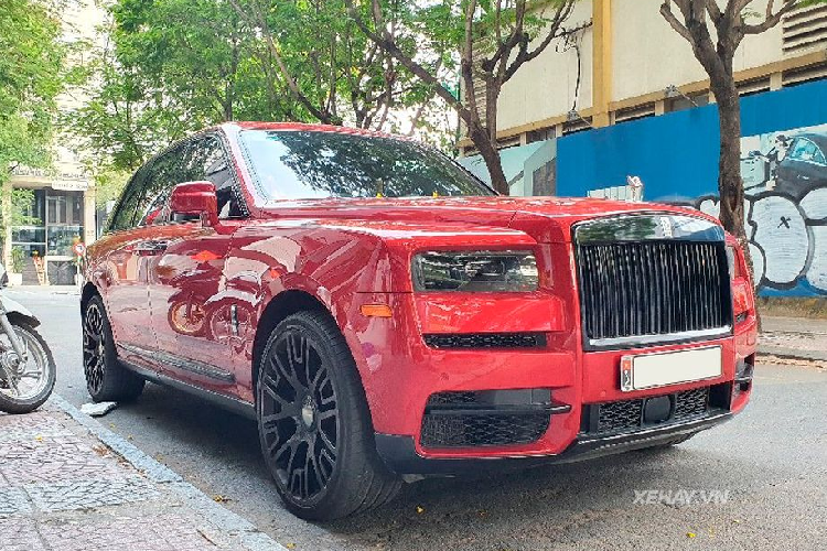 Đối với siêu phẩm Rolls-Royce Cullinan trong bài viết, điểm nổi bật đầu tiên của xe chính tới từ "bộ cánh" ngoại thất màu đỏ Mugello tuyệt đẹp. Trên thực tế, đây cũng là gam màu khá hiếm của mẫu Cullinan tại thị trường Việt Nam.