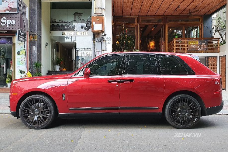 Rolls-Royce Cullinan đã đánh dấu sự thay đổi toàn diện của hãng xe Anh Quốc bởi từ trước tới nay, Rolls-Royce vẫn chỉ được biết tới là một hãng xe chỉ sản xuất các dòng xe siêu sang gầm thấp.