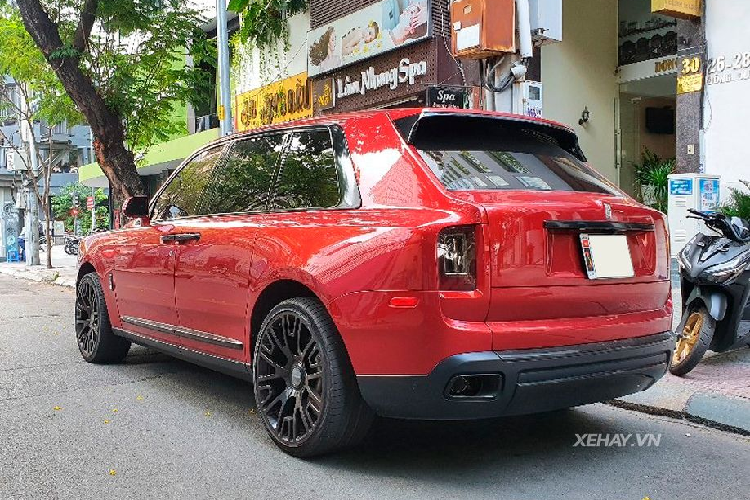Tiếp tới, để gia tăng sự khác biệt nên chủ nhân đã "thửa" riêng cho mẫu xe này bộ mâm "khủng khiếp" từ nhà độ Mansory với kích thước lên đến 24 inch, thay thế cho bộ mâm nguyên bản 7 chấu màu đen truyền thống và khiến cho chiếc SUV siêu sang Anh Quốc thêm phần cuốn hút.