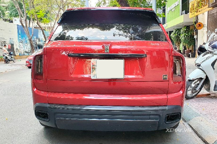 Không chỉ có ngoại hình bóng bảy và đẳng cấp, Cullinan còn có khả năng offroad đỉnh cao với cơ chế dẫn động AWD thay cho RWD trên các mẫu xe trước đây. Cơ chế này liên kết chặt chẽ với hệ thống treo khí nén tự điều chỉnh độ cao được Rolls-Royce cân chỉnh riêng cho off-road hoặc chạy trên đường thông thường.