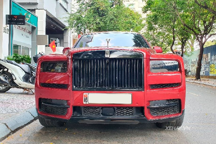 "Trái tim" của Rolls-Royce Cullinan là khối động cơ V12 tăng áp kép với dung tích 6,75 lít cho ra công suất 563 mã lực và mô men xoắn 850 N. Mức giá xe Rolls-Royce Cullinan tại Việt Nam được chính hãng công bố không dưới 40 tỷ đồng.