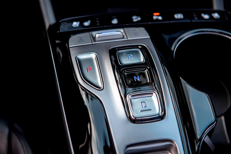 Nằm phía dưới màn hình này là một bảng điều khiển cảm ứng hoàn toàn, các nút bấm vật lý như trên bản cũ đã được loại bỏ tạo cảm giác hiện đại cho khoang lái. Thay vì cần số truyền thống, Hyundai Tucson 2022 được trang bị cần số bằng nút bấm mang đến những thao tác tiện lợi và đơn giản hơn, đồng thời khiến khu vực này trở nên rộng rãi hơn.