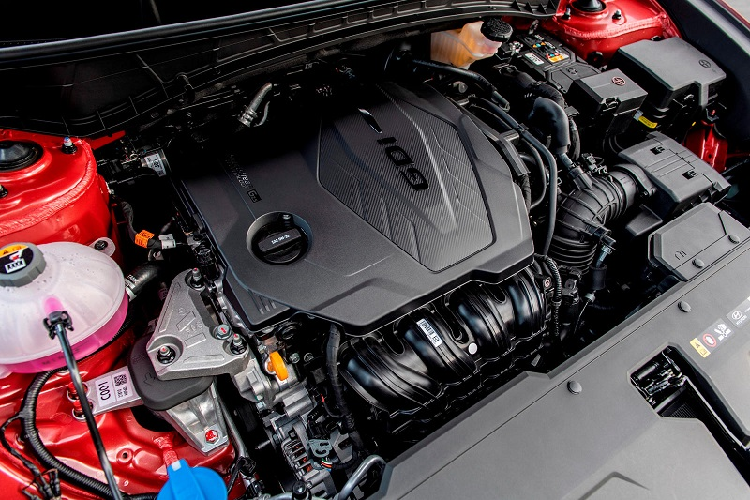 Cuối cùng là một phiên bản plug-in hybrid với hệ truyền động tương tự như hybrid nói trên, nhưng được trang bị mô-tơ điện 66.9 kW và bộ pin 13.8 kWh lớn hơn. Khi kích hoạt chế độ vận hành hoàn toàn bằng điện, Hyundai Tucson plug-in hybrid 2022 có thể di chuyển được quãng đường tối đa là 45 km. Với bộ sạc 7.2 kW tiêu chuẩn, phiên bản plug-in hybrid này có thể sạc đầy trong vòng chưa đầy 2 giờ đồng hồ.