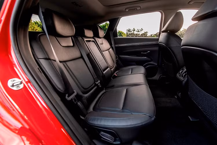 Ở đuôi xe, cụm đèn hậu mang tạo hình răng cưa được nối liền với nhau bằng một dải đèn kéo dài hết bề ngang, mang lại cho Hyundai Tucson 2022 một vẻ ngoài hiện đại và hơi hướng tương lai hơn. Không chỉ vậy, cụm đèn hậu này còn được Hyundai tích hợp thêm dải đèn DRL dạng ẩn. Thiết kế của khu vực đuôi xe Tucson sử dụng nhiều đường nét gấp khúc và cắt xẻ một cách mạnh mẽ - tương tự như phần hông xe