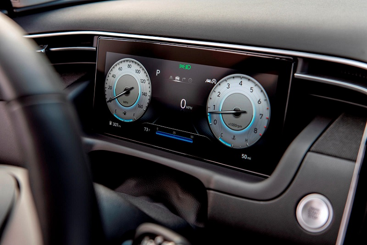 Ngoài ra, Hyundai Tucson 2022 còn có sẵn với phiên bản hybrid sử dụng động cơ xăng tăng áp 1.6L kết hợp cùng mô-tơ điện 44.2 kW và bộ pin 1.48 kWh cho ra tổng công suất ước tính là 226 mã lực và momen xoắn cực đại 350 Nm. Sức mạnh được truyền đến các bánh xe thông qua hộp số tự động 6 cấp. So sánh với cấu hình động cơ xăng Smartstream 2.5L, Hyundai cho biết phiên bản hybrid này có khả năng tiết kiệm nhiên liệu hiệu quả hơn đến 30% và cung cấp phạm vi di chuyển 500 dặm (khoảng 805 km) khi đầy bình.