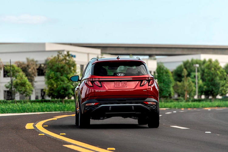 Tucson thế hệ mới sở hữu một ngoại hình không giống với bất cứ mẫu xe nào trước đây của Hyundai, và thậm chí không có mẫu SUV/Crossover nào khác hiện nay có thiết kế tương lai hơn. Toàn bộ cụm đèn pha và dải đèn LED chiếu sáng ban ngày của Tucson 2022 được tích hợp vào bộ lưới tản nhiệt - cách thiết kế được Hyundai gọi là ‘viên ngọc quý’.