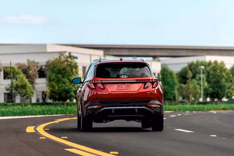 Tucson thế hệ mới sở hữu một ngoại hình không giống với bất cứ mẫu xe nào trước đây của Hyundai, và thậm chí không có mẫu SUV/Crossover nào khác hiện nay có thiết kế tương lai hơn. Toàn bộ cụm đèn pha và dải đèn LED chiếu sáng ban ngày của Tucson 2022 được tích hợp vào bộ lưới tản nhiệt - cách thiết kế được Hyundai gọi là ‘viên ngọc quý’.