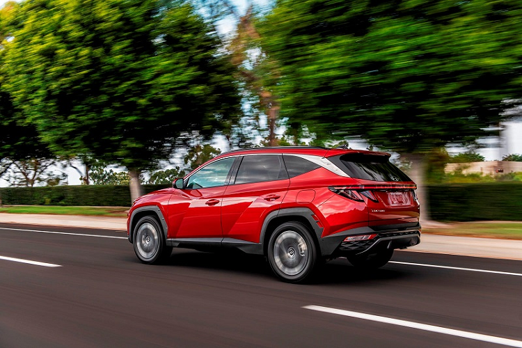 Hiện chưa có bất cứ thông tin nào liên quan đến giá xe Hyundai Tucson 2022. Tuy nhiên, theo dự đoán, Tucson 2022 phiên bản tiêu chuẩn sẽ có giá bán rơi vào khoảng 25.000 USD (khoảng 577 triệu đồng), cao hơn con số 23.700 USD (khoảng 547 triệu đồng) của thế hệ tiền nhiệm.