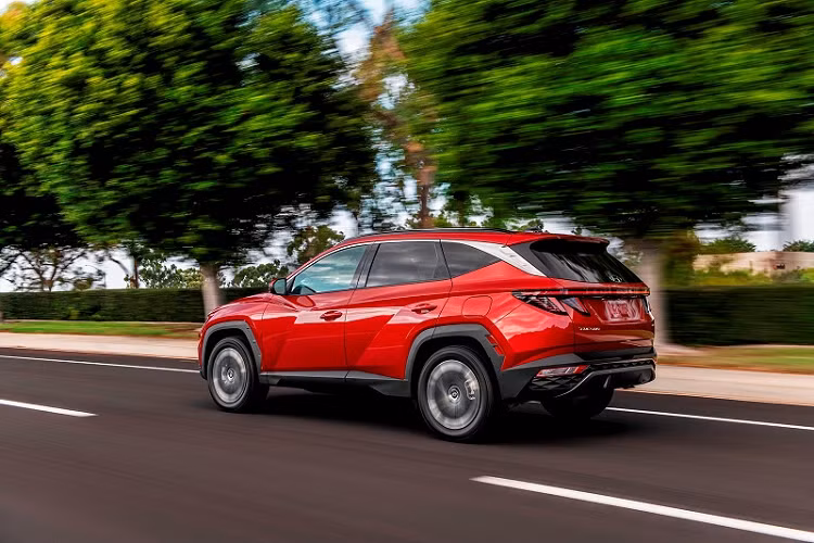 Hiện chưa có bất cứ thông tin nào liên quan đến giá xe Hyundai Tucson 2022. Tuy nhiên, theo dự đoán, Tucson 2022 phiên bản tiêu chuẩn sẽ có giá bán rơi vào khoảng 25.000 USD (khoảng 577 triệu đồng), cao hơn con số 23.700 USD (khoảng 547 triệu đồng) của thế hệ tiền nhiệm.