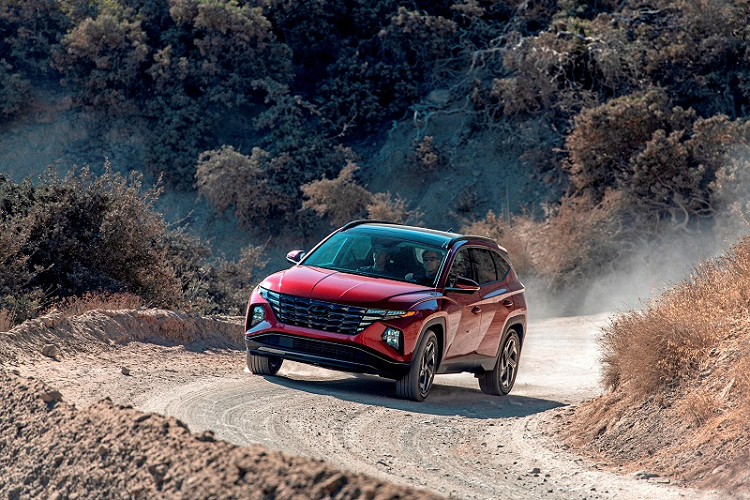 Mặc dù trông giống như một phiên bản Concept, nhưng Hyundai Tucson hoàn toàn mới hiện đã sẵn sàng đi vào sản xuất và mang đến cho các đối thủ một sự cạnh tranh gay gắt nhất. Tất cả mọi thứ đều rất mới mẻ, bao gồm cả thiết kế ngoại thất - nội thất và hệ thống truyền động với động cơ xăng, hybrid và plug-in hybrid... Không chỉ vậy, diện mạo hoàn toàn mới của Tucson chắc chắn sẽ khiến các đối thủ trong cuộc chạy đua ở phân khúc này phải quay trở lại vạch xuất phát.