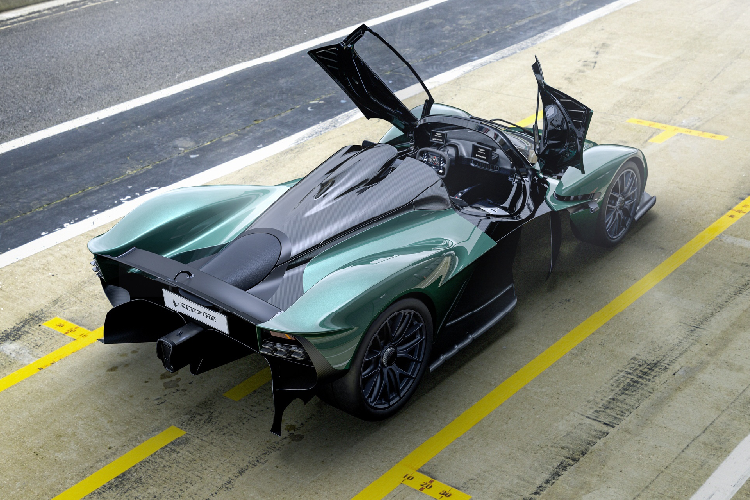 Tương tự như phiên bản coupe, Aston Martin Valkyrie Spider sử dụng động cơ V12 dung tích 6.5L với công nghệ hybrid, sản sinh tổng công suất lên đến 1.155 mã lực và mô-men xoắn 900 Nm.