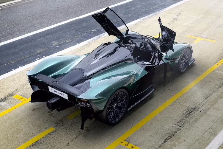 Tương tự như phiên bản coupe, Aston Martin Valkyrie Spider sử dụng động cơ V12 dung tích 6.5L với công nghệ hybrid, sản sinh tổng công suất lên đến 1.155 mã lực và mô-men xoắn 900 Nm.