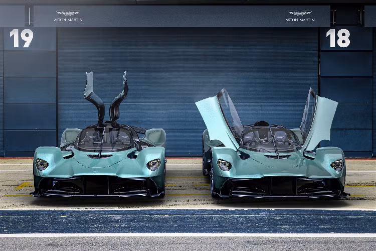 Valkyrie Spider có thể đạt vận tốc tối đa trên 330 km/h khi mở mui và trên 350 km/h nếu đóng kín. Aston Martin vẫn chưa tiết lộ mức giá xe Aston Martin Valkyrie Spider 2021 chính thức. Trong khi đó, phiên bản coupe đã có mức giá khởi điểm lên đến 3.207.432 USD.