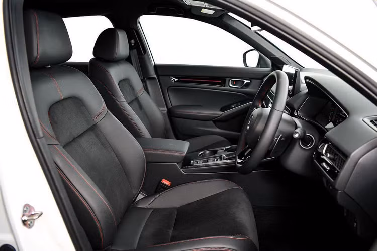 Trang kích bị đồng hồ hỗ trợ lái với màn hình LCD kích thước 10,2 inch, màn hình giải trí 9 inch tích hợp Apple CarPlay và Android Auto, kết hợp 8 loa. Tại thị trường Việt, Civic là dòng xe lâu đời trong phân khúc sedan hạng C. Honda Civic bắt đầu được Honda Việt Nam lắp ráp và phân phối từ năm 2006 ở thế hệ thứ 8 trước khi chuyển sang nhập khẩu như thế hệ thứ 10 hiện tại.