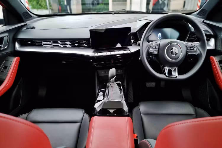 Tất cả phiên bản của MG5 2021 tại Thái Lan đều sử dụng động cơ 4cyl dung tích 1.5L hút khí tự nhiên, công suất tối đa 118 mã lực tại 6.000 vòng/phút và mô-men xoắn cực đại 150Nm tại 4.500 vòng/phút, sử dụng kết hợp với hộp số tự động biến thiên vô cấp (CVT) và hệ dẫn động cầu trước (FWD).