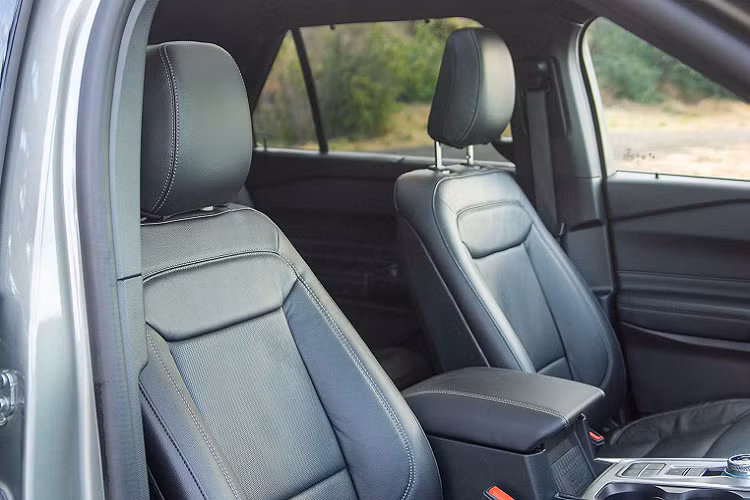 Cụ thể hơn, ở thế hệ cũ, dòng Explorer sẽ có 2 lựa chọn hệ dẫn động gồm: Cầu trước (FWD) hoặc bốn bánh toàn thời gian (AWD), nhưng ở thế hệ mới bản tiêu chuẩn xe sẽ dùng dẫn động cầu sau (RWD) thay cho cầu trước vì động cơ I4 2.3L Ecoboost mới được bố trí đặt dọc thay vì ngang như trước đó.