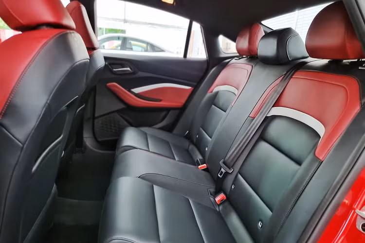 Xe được trang bị màn hình cảm ứng trung tâm 10 inch, hỗ trợ Apple CarPlay và Android Auto, camera hỗ trợ đỗ xe hiển thị nhiều góc nhìn, 6 loa giải trí, điều hoà tự động có cửa gió cho hàng ghế sau, đi kèm với lọc khí PM 2.5. Trang bị phanh tay điện tử + giữ phanh tự động.