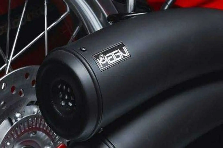 Ngoài ra còn có kẹp phanh Brembo hiện đại, phuộc Oram ở cả trước và sau. 