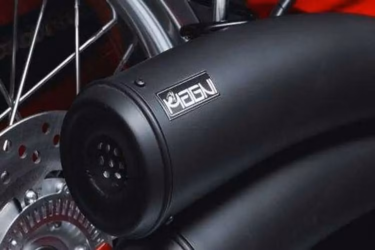 Ngoài ra còn có kẹp phanh Brembo hiện đại, phuộc Oram ở cả trước và sau. 