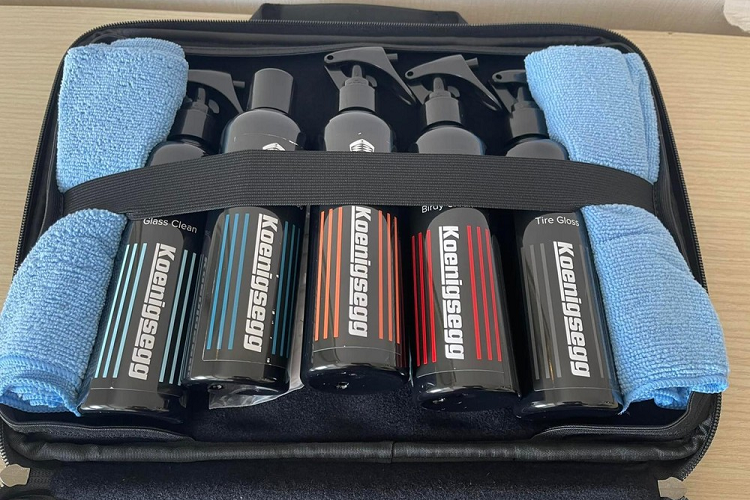 Những hình ảnh do ông Hoàng Kim Khánh chia sẻ mới đây cho thấy có 1 chiếc túi xách của hãng xe Thụy Điển là Koenigsegg tặng cho các chủ xe Regera. Nhìn bên ngoài chiếc túi được thiết kế theo kiểu chống va đập có logo của hãng xe Koenigsegg.