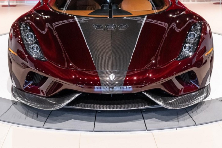 Koenigsegg Regera gây nghiện không chỉ ở thiết kế mà còn sử dụng hệ dẫn động hybrid mạnh mẽ bao gồm động cơ xăng xăng V8, Biturbo, dung tích 5.0 lít kết hợp cùng 3 mô-tơ điện đã cho ra công suất tổng cộng hơn 1.500 mã lực và mô-men xoắn cực đại 2.000 Nm, sức mạnh này hơn cả Bugatti Chiron sử dụng đông cơ xăng đến W16, dung tích 8.0 lít. 