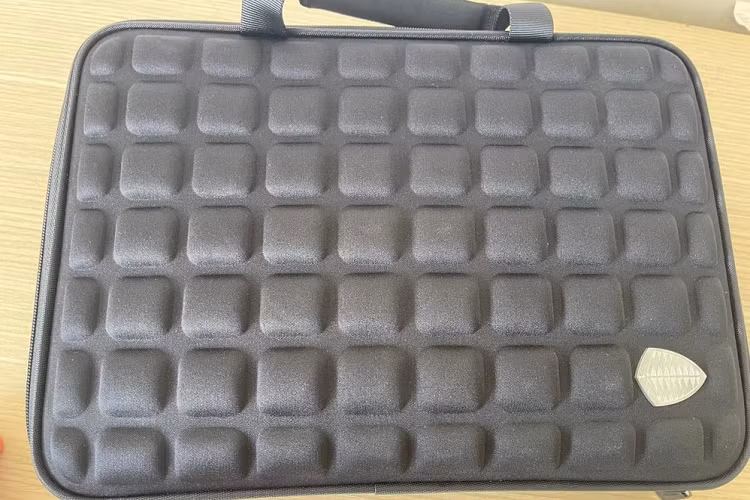 Dự kiến là sang tháng, siêu phẩm Koenigsegg Regera của Hoàng Kim Khánh mới có mặt tại dải đất hình chữ S nhưng mới đây, đại gia này đã gây xôn xao mạng xã hội khi lần đầu chia sẻ về những đồ chơi theo xe Koenigsegg Regera và khẳng định luôn mình là 1 trong 80 khách hàng sở hữu Regera.