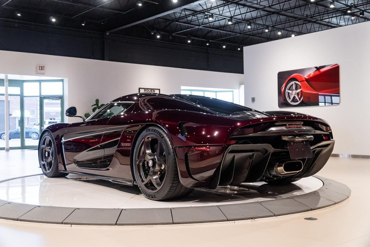 Chiếc xe Koenigsegg Regera này được bạn thân và vợ của Hoàng Kim Khánh chia sẻ ảnh sẽ về nước, xe có màu đỏ carbon. Sức mạnh đáng kinh ngạc trên đã giúp cho xe hypercar Koenigsegg Regera của Hoàng Kim Khánh có khả năng tăng tốc từ vị trí xuất phát lên 100 km/h trong thời gian 2,8 giây trước khi đạt vận tốc tối đa 400 km/h. Xe sử dụng cơ cấu truyền động trực tiếp Direct Drive thay vì hộp số như quen thuộc.