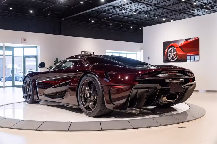 Chiếc xe Koenigsegg Regera này được bạn thân và vợ của Hoàng Kim Khánh chia sẻ ảnh sẽ về nước, xe có màu đỏ carbon. Sức mạnh đáng kinh ngạc trên đã giúp cho xe hypercar Koenigsegg Regera của Hoàng Kim Khánh có khả năng tăng tốc từ vị trí xuất phát lên 100 km/h trong thời gian 2,8 giây trước khi đạt vận tốc tối đa 400 km/h. Xe sử dụng cơ cấu truyền động trực tiếp Direct Drive thay vì hộp số như quen thuộc.