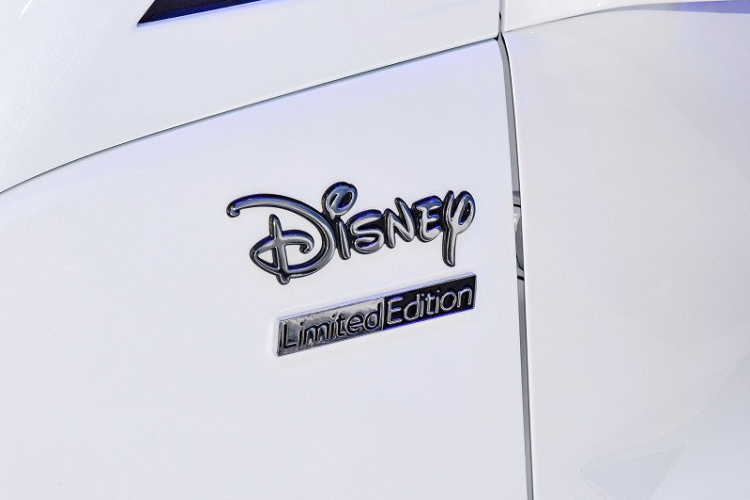 Bên trong xe là không gian nội thất phối màu "tông xuyệt tông" với ngoại thất. Trong khi đó, tựa đầu ghế được thêu dòng chữ "Disney". Tiếp đến là mặt táp-lô khá đơn giản, bảng đồng hồ với màn hình LCD 7 inch và cần số sau vô lăng. Tuy nhiên, xe không có màn hình thông tin giải trí, tương tự Wuling Hongguang Mini EV.