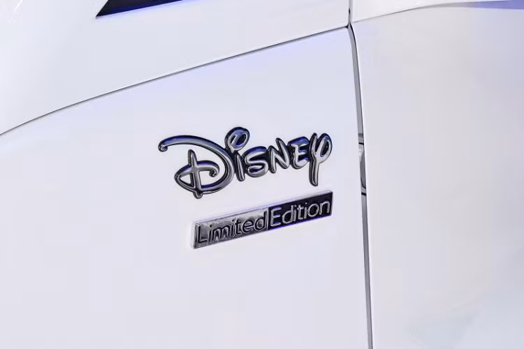 Bên trong xe là không gian nội thất phối màu "tông xuyệt tông" với ngoại thất. Trong khi đó, tựa đầu ghế được thêu dòng chữ "Disney". Tiếp đến là mặt táp-lô khá đơn giản, bảng đồng hồ với màn hình LCD 7 inch và cần số sau vô lăng. Tuy nhiên, xe không có màn hình thông tin giải trí, tương tự Wuling Hongguang Mini EV.