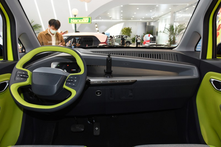 "Trái tim" của Wuling NanoEV Disney Zootopia là mô-tơ điện nam châm vĩnh cửu với công suất tối đa 24 kW (32 mã lực) và mô-men xoắn cực đại 85 Nm. Mô-tơ kết hợp với cụm pin 28 kWh, cho phép xe chạy được 305 km sau khi sạc đầy pin. 