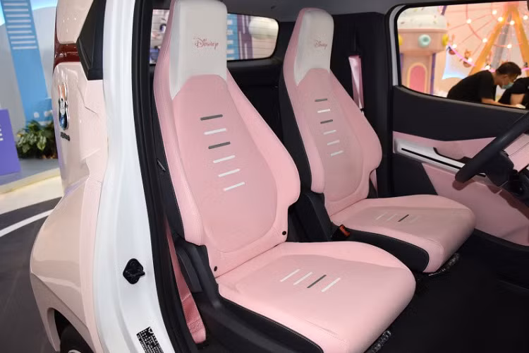 Theo thương hiệu Wuling, NanoEV Disney Zootopia sở hữu kích thước khá nhỏ, bao gồm chiều dài 2.497 mm, chiều rộng 1.526 mm và chiều cao 1.616 mm. So với "vua doanh số" Wuling Hongguang Mini EV, mẫu xe này ngắn hơn đáng kể. Bán kính vòng quay chỉ 3,8 m của xe giúp người điều khiển dễ dàng xoay xở trên đường hẹp.