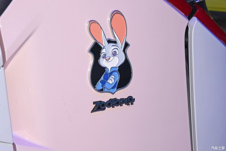 Nếu như Wuling NanoEV Disney Zootopia Judy Limited Edition được sơn màu hồng thì Nick Limited Edition lại khoác "bộ cánh" màu xanh lá. Ngoài ra, Wuling NanoEV Disney Zootopia Judy Limited Edition còn đi kèm đề-can và logo hình "cô thỏ" Judy trên thân xe.