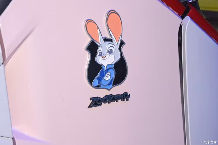 Nếu như Wuling NanoEV Disney Zootopia Judy Limited Edition được sơn màu hồng thì Nick Limited Edition lại khoác "bộ cánh" màu xanh lá. Ngoài ra, Wuling NanoEV Disney Zootopia Judy Limited Edition còn đi kèm đề-can và logo hình "cô thỏ" Judy trên thân xe.