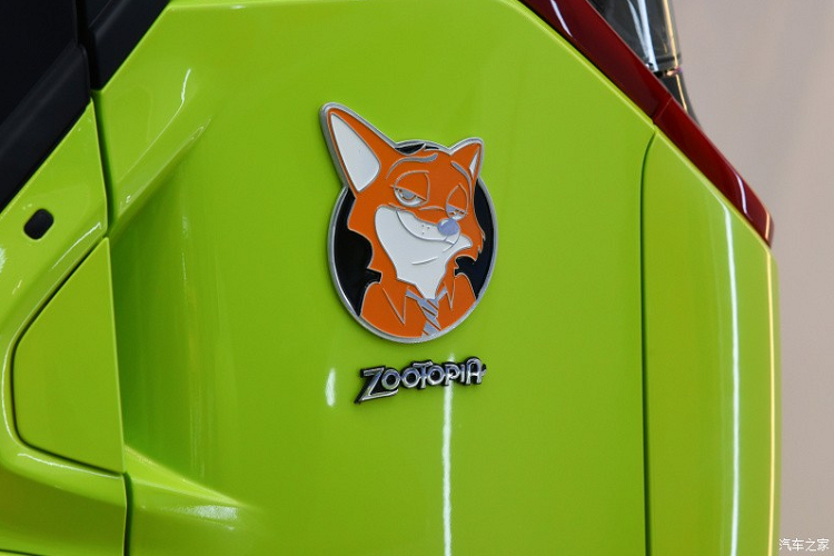 Trong khi đó, Wuling NanoEV Disney Zootopia Nick Limited Edition được trang bị đề-can và logo hình "anh chàng cáo" Nick. Dù ở phiên bản nào thì xe cũng có logo Disney Limited Edition trên chắn bùn trước.
