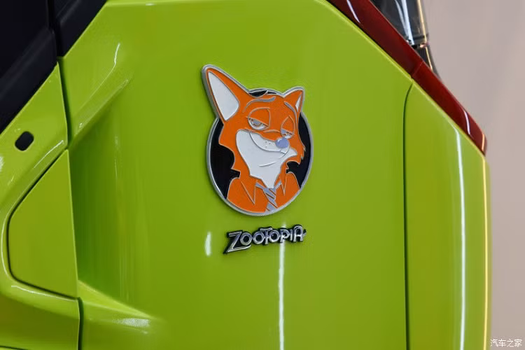 Trong khi đó, Wuling NanoEV Disney Zootopia Nick Limited Edition được trang bị đề-can và logo hình "anh chàng cáo" Nick. Dù ở phiên bản nào thì xe cũng có logo Disney Limited Edition trên chắn bùn trước.