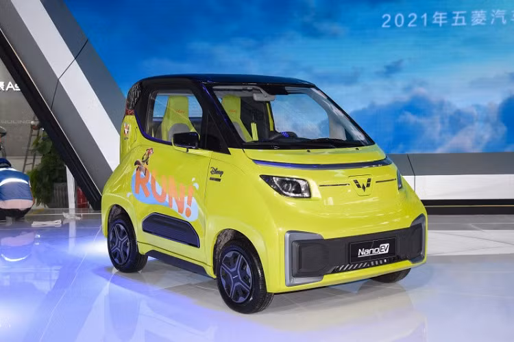 Là mẫu ôtô điện 2 chỗ đầu tiên của thương hiệu Wuling, giá xe NanoEV Disney Zootopia 2022 có mức khởi điểm chỉ 59.800 Nhân dân tệ (khoảng 210 triệu đồng). So với Wuling Hongguang Mini EV, mẫu ôtô điện 2 chỗ này đắt hơn gấp đôi.