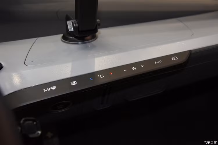 Người dùng có thể sạc pin cho xe bằng nguồn điện ở nhà hoặc dùng hệ thống sạc nhanh 6,6 kW. Thời gian sạc pin cho xe rơi vào khoảng 4,5 tiếng đồng hồ.