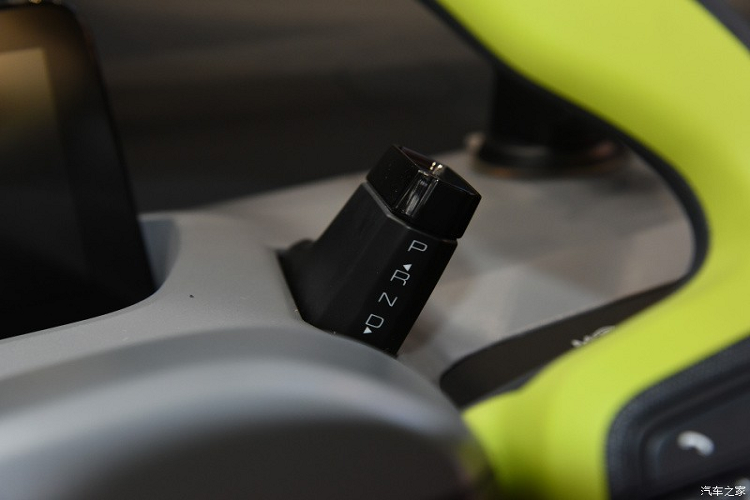 Cuối cùng là những trang bị an toàn như túi khí dành cho ghế lái, móc cài ghế trẻ em, hệ thống cân bằng điện tử, hỗ trợ khởi hành ngang dốc, phanh đỗ xe điện tử, cảm biến lùi phía sau và hệ thống cảnh báo áp suất lốp