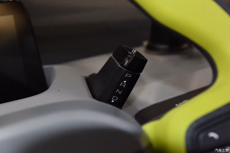 Cuối cùng là những trang bị an toàn như túi khí dành cho ghế lái, móc cài ghế trẻ em, hệ thống cân bằng điện tử, hỗ trợ khởi hành ngang dốc, phanh đỗ xe điện tử, cảm biến lùi phía sau và hệ thống cảnh báo áp suất lốp