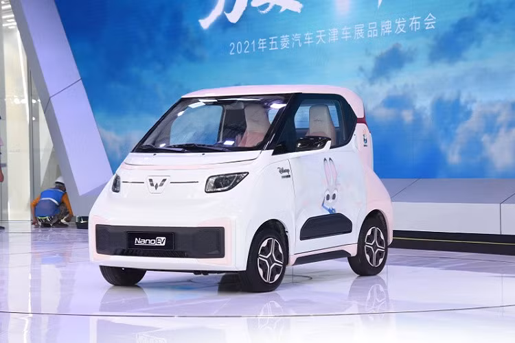 Trong triển lãm Ô tô Thiên Tân 2021 hiện đang diễn ra tại Trung Quốc, thương hiệu Wuling đã vén màn mẫu ôtô điện giá rẻ mang tên NanoEV Disney Zootopia 2022 mới. Đây là mẫu xe đặc biệt, được ra đời dưới sự hợp tác giữa thương hiệu Wuling và hãng phim Disney. Đó là lý do vì sao xe được đặt tên theo bộ phim hoạt hình Zootopia từng đoạt giải Oscar năm 2017.