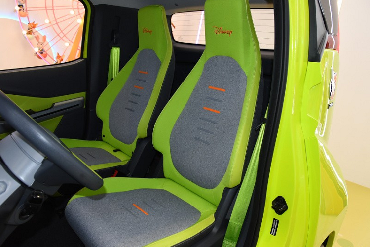 Ngoài ra, bên trong Wuling NanoEV Disney Zootopia còn không có nhiều ngăn chứa đồ. Người dùng chỉ có thể để chai nước ở hộc chứa đồ trên mặt cửa.