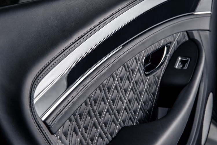 Về nội thất, giống như bên ngoài, cabin của Bentley Continental GT V8 Equinox Edition cũng đi theo phong cách đơn sắc, với da bọc Beluga màu tối là chủ đạo, kết hợp với một vài chi tiết da bạc ở các tựa đầu hay đường viền ghế.