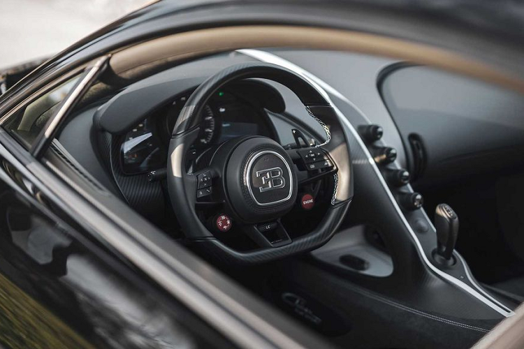 Chưa hết, bên trong không gian cabin, chiếc Bugatti Chiron thứ 300 cũng được chủ nhân trang bị toàn bộ da bọc loại Alcantara cao cấp, chỉ khâu Gris Rifale, cửa sổ trời Sky View, tựa đầu khâu hình voi nhảy nhằm tri ân em trai của nhà sáng lập Buggati là Rembrandt.