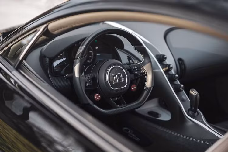 Chưa hết, bên trong không gian cabin, chiếc Bugatti Chiron thứ 300 cũng được chủ nhân trang bị toàn bộ da bọc loại Alcantara cao cấp, chỉ khâu Gris Rifale, cửa sổ trời Sky View, tựa đầu khâu hình voi nhảy nhằm tri ân em trai của nhà sáng lập Buggati là Rembrandt.