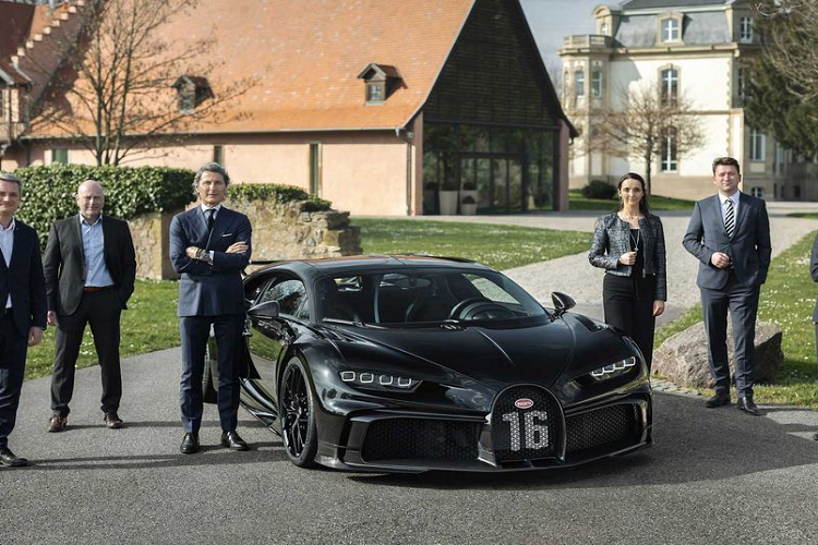Siêu xe Bugatti Chiron là một mẫu hypercar vô cùng đình đám. Ngay từ thời điểm ra mắt, Bugatti đã thông báo sẽ chỉ có đúng 500 chiếc Chiron được xuất xưởng, bao gồm cả phiên bản thường lẫn các phiên bản đặc biệt. Chính vì vậy, việc để sở hữu một chiếc Chiron không hề đơn giản, kể cả khi bạn có đủ ngân sách về tài chính.